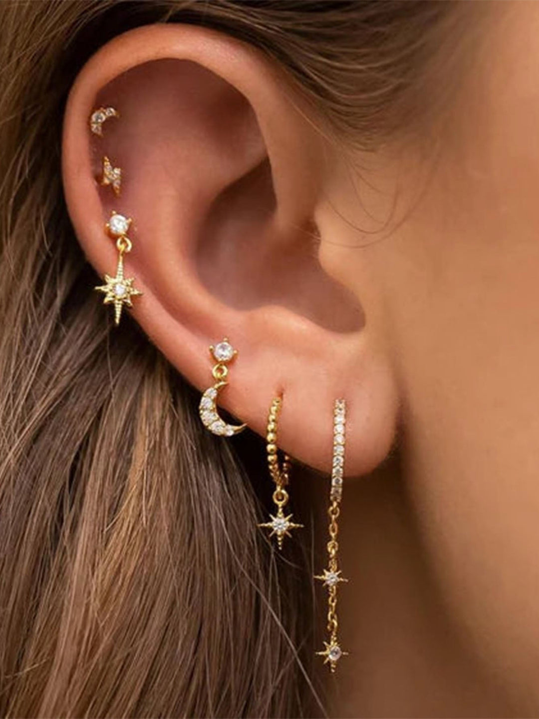 Pavlína – Pendientes de oro delicados con un diseño moderno.