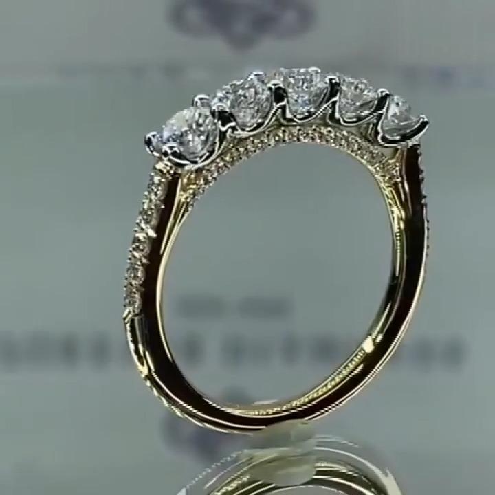 Amélie – Anillo de diamante delicado con adornos de corona.