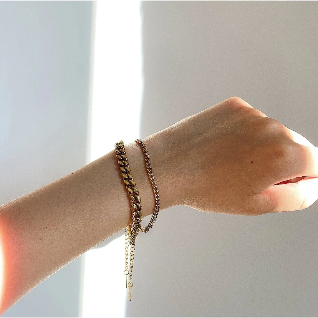 Sofie – Pulsera dorada delicada con un colgante sutil.