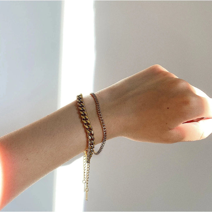 Sofie – Pulsera dorada delicada con un colgante sutil.