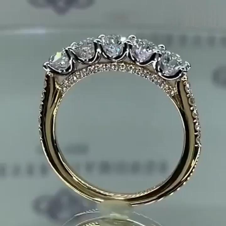 Amélie – Anillo de diamante delicado con adornos de corona.