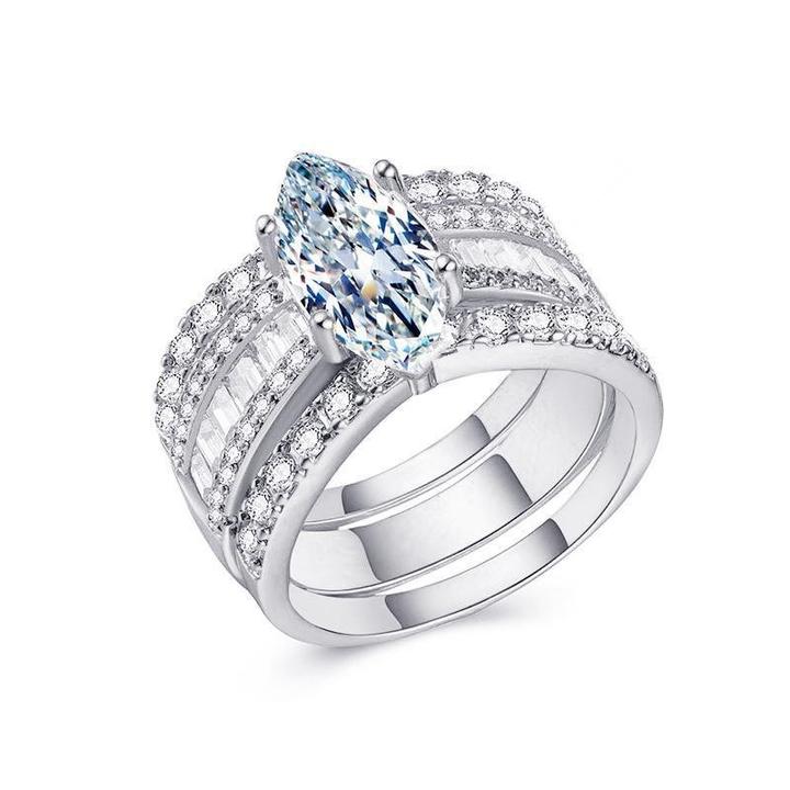 Veronika – Conjunto de anillos con diamantes y acentos dorados.