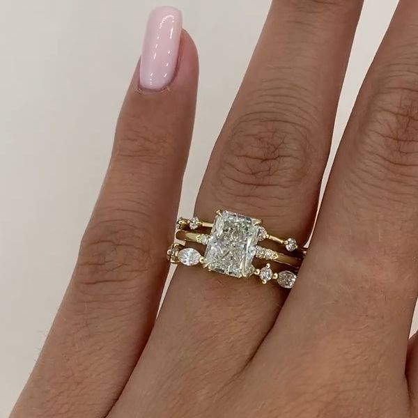 Nora – Anillo de diamante en diseño en capas.