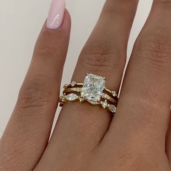 Nora – Anillo de diamante en diseño en capas.