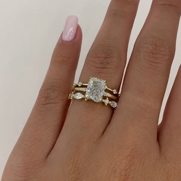 Nora – Anillo de diamante en diseño en capas.