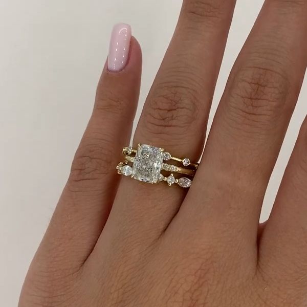 Nora – Anillo de diamante en diseño en capas.