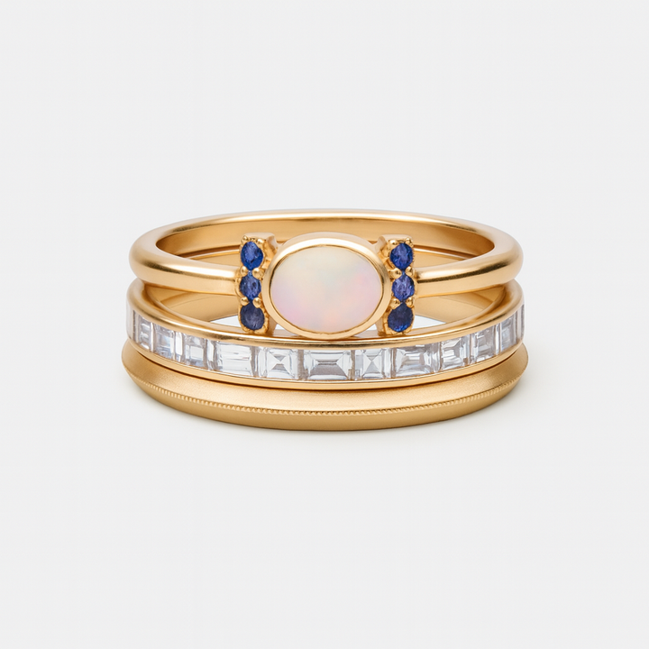 Tereza – Anillo dorado delicado con un opalo brillante y contornos claros.