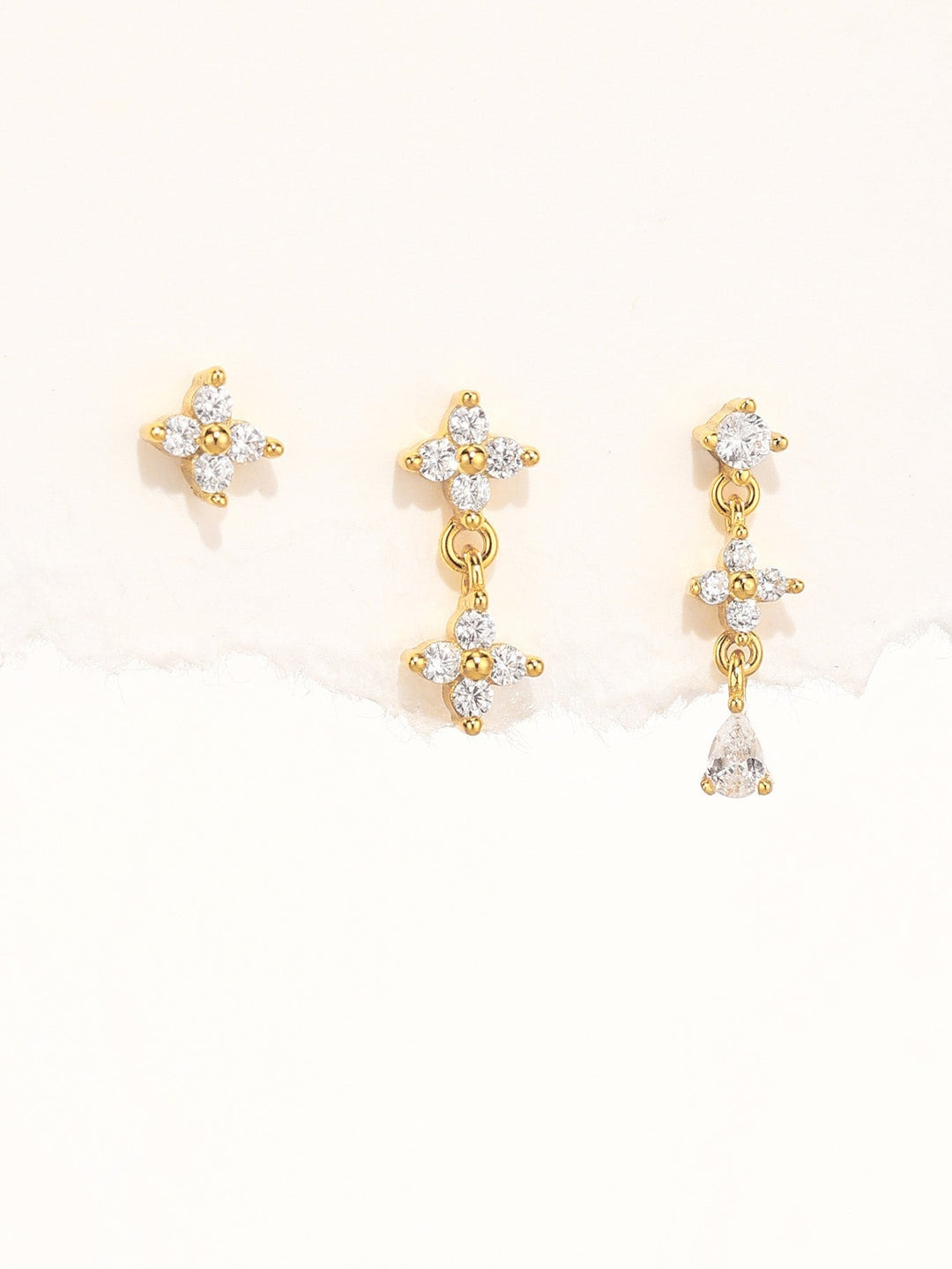 Anika – Pendientes dorados con un movimiento sutil.