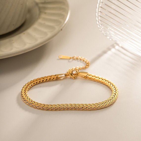 Kateřina – Pulsera de oro delicada con diseño simple.