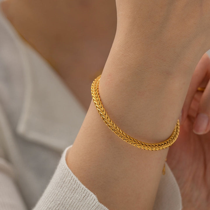 Kateřina – Pulsera de oro delicada con diseño simple.