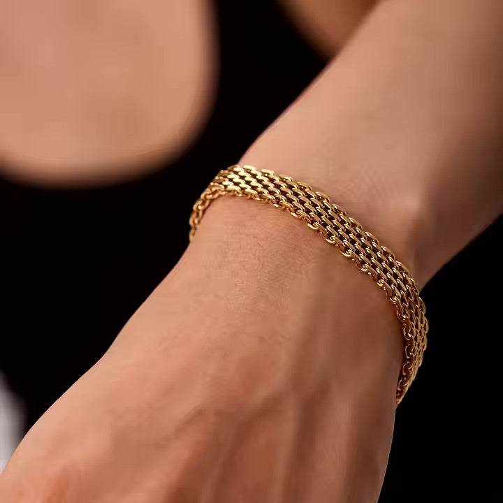 Lena – Pulsera delicada con una silueta sencilla.