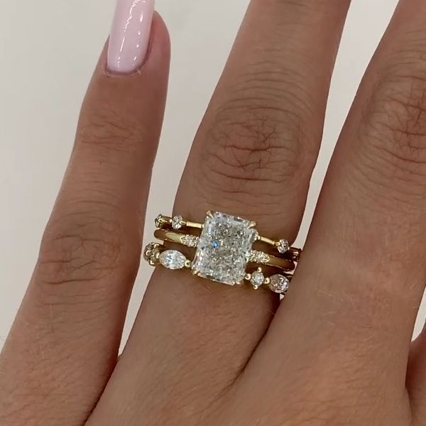 Nora – Anillo de diamante en diseño en capas.