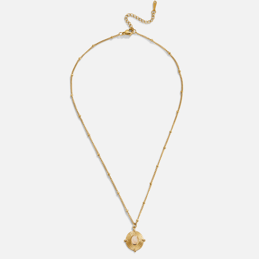 Annika – Collar dorado delicado con colgante cuadrado.