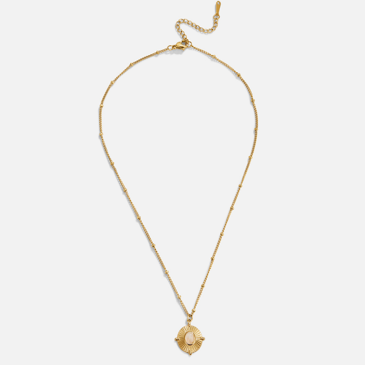 Annika – Collar dorado delicado con colgante cuadrado.