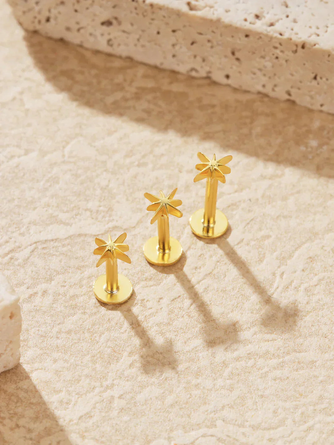 Kateřina – Pendientes de oro con suave curvatura.