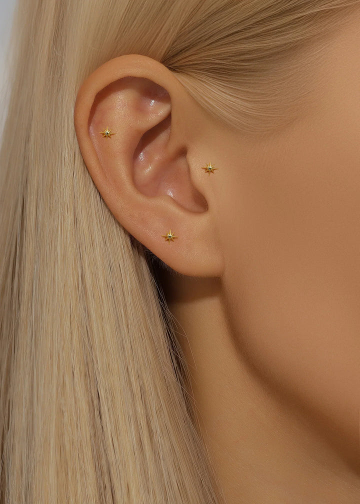 Kateřina – Pendientes de oro con suave curvatura.