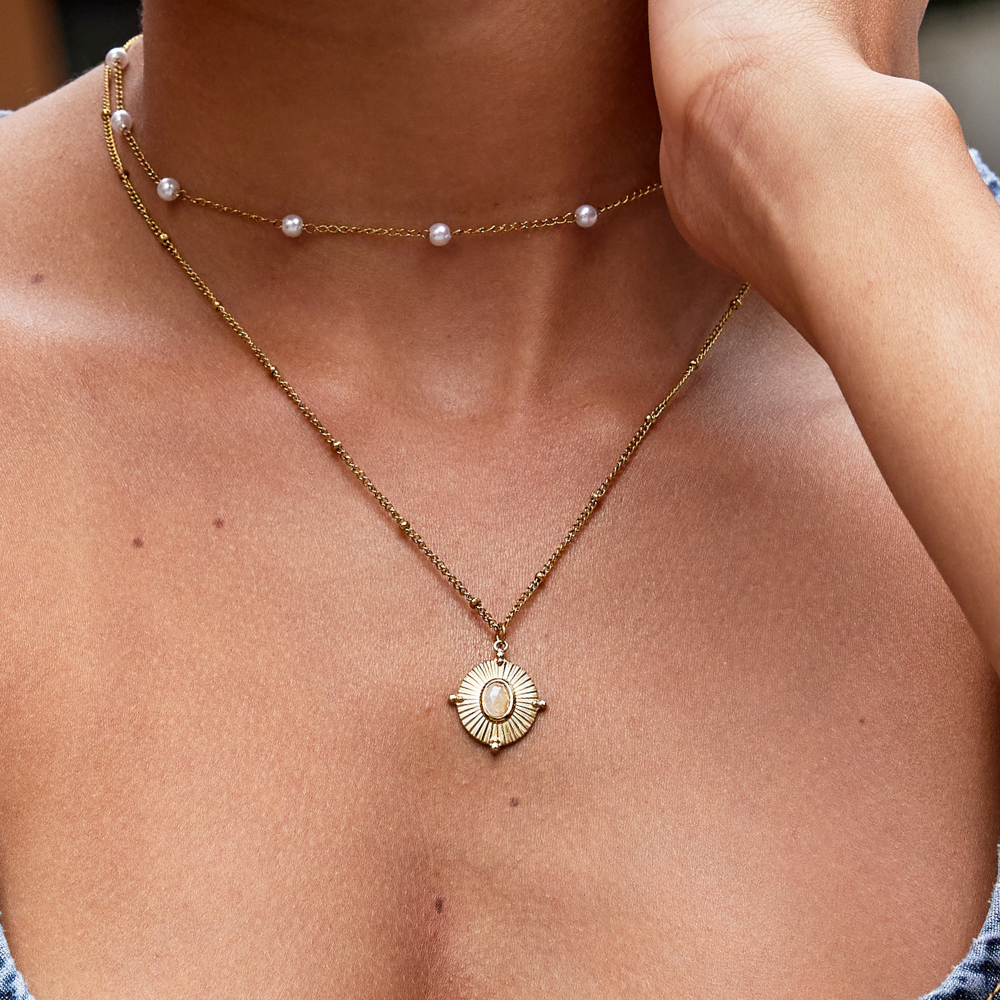 Annika – Collar dorado delicado con colgante cuadrado.