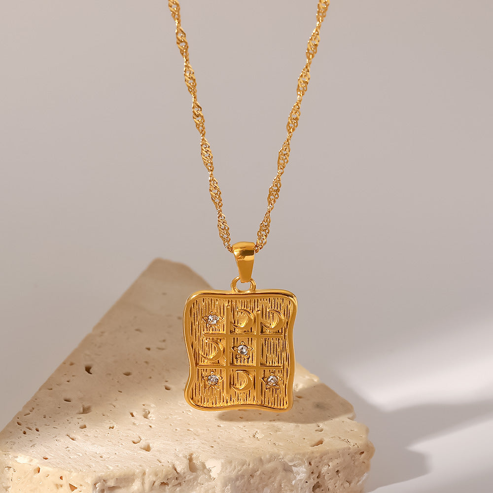 Alžběta – Collar dorado con pequeños colgantes simbólicos.