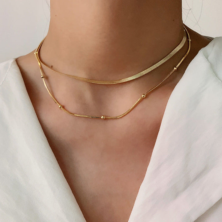 Klára – Collar dorado de dos capas con un brillo moderno.