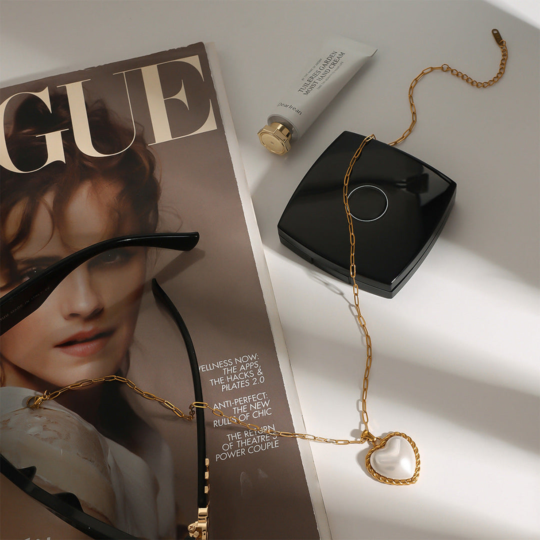 Viktorie – Collar dorado con un elegante colgante.