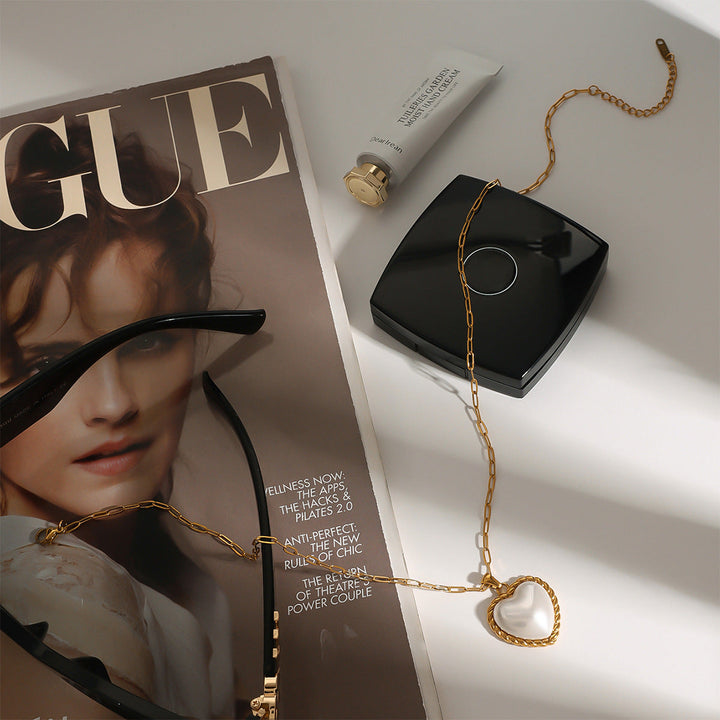 Viktorie – Collar dorado con un elegante colgante.