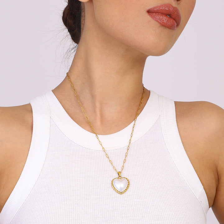 Viktorie – Collar dorado con un elegante colgante.