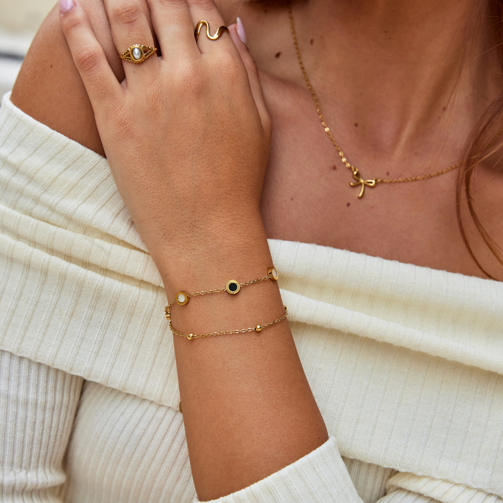 Carla – Pulsera de oro suave con elementos redondos contrastantes.