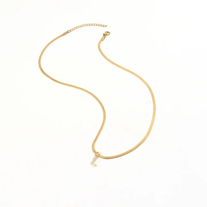 Eva – Collar dorado con colgante de inicial.