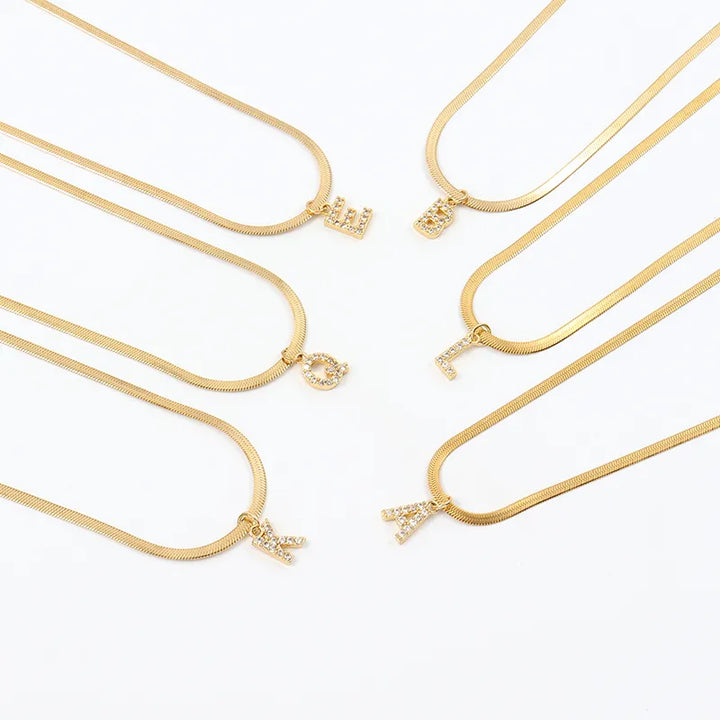 Eva – Collar dorado con colgante de inicial.