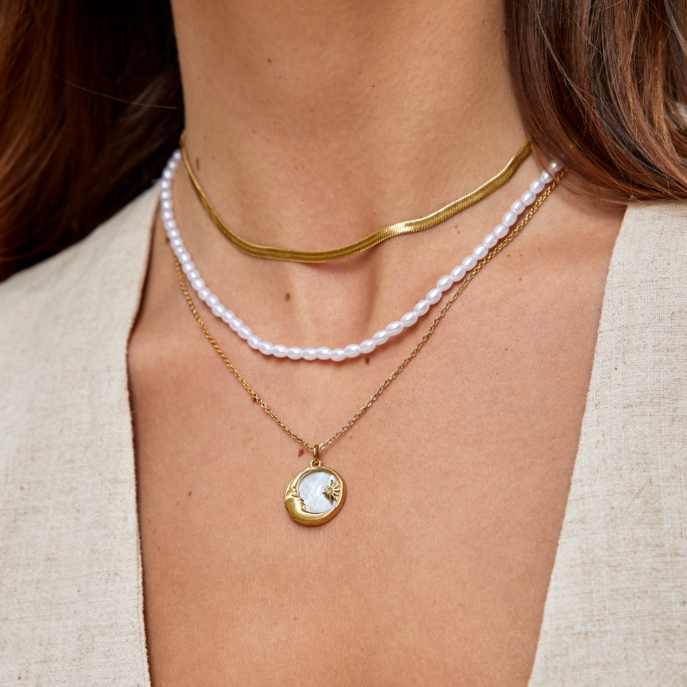 Elisa-Marie – Collar de oro suavemente curvado.