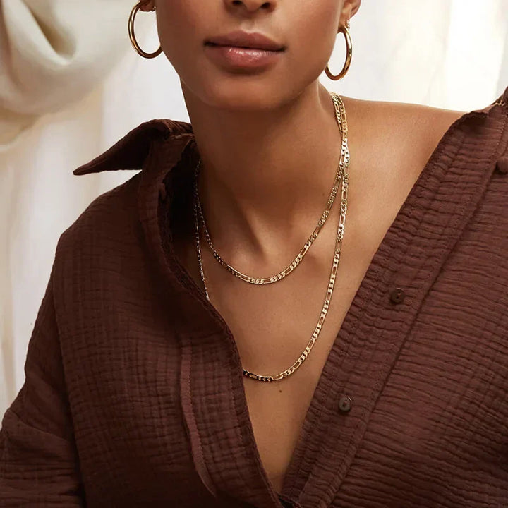 Valerie – Collar dorado con una estructura simple de eslabones.