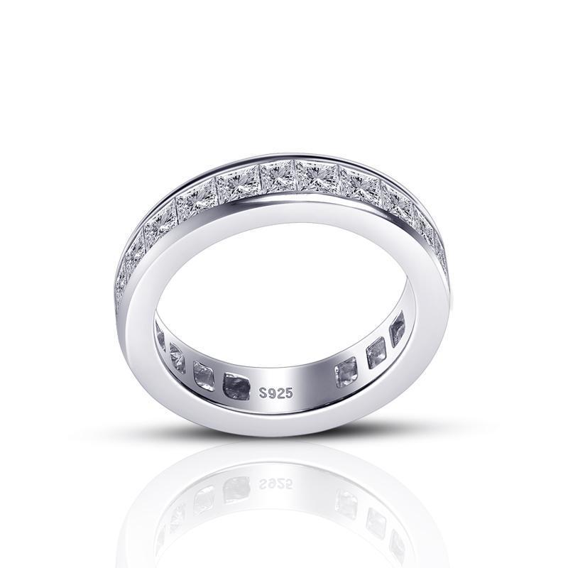Maren – Anillo de diamante plateado con banda estrecha.