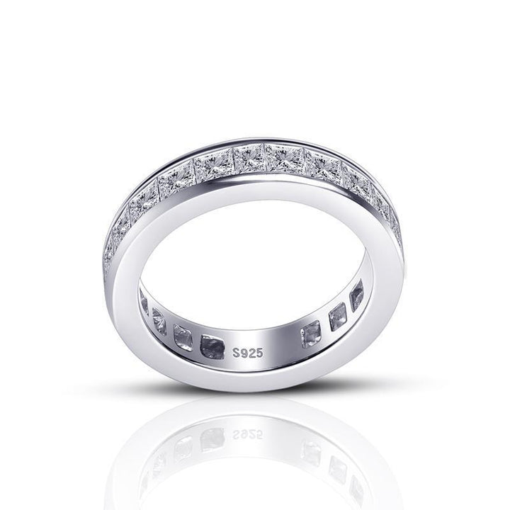 Maren – Anillo de diamante plateado con banda estrecha.
