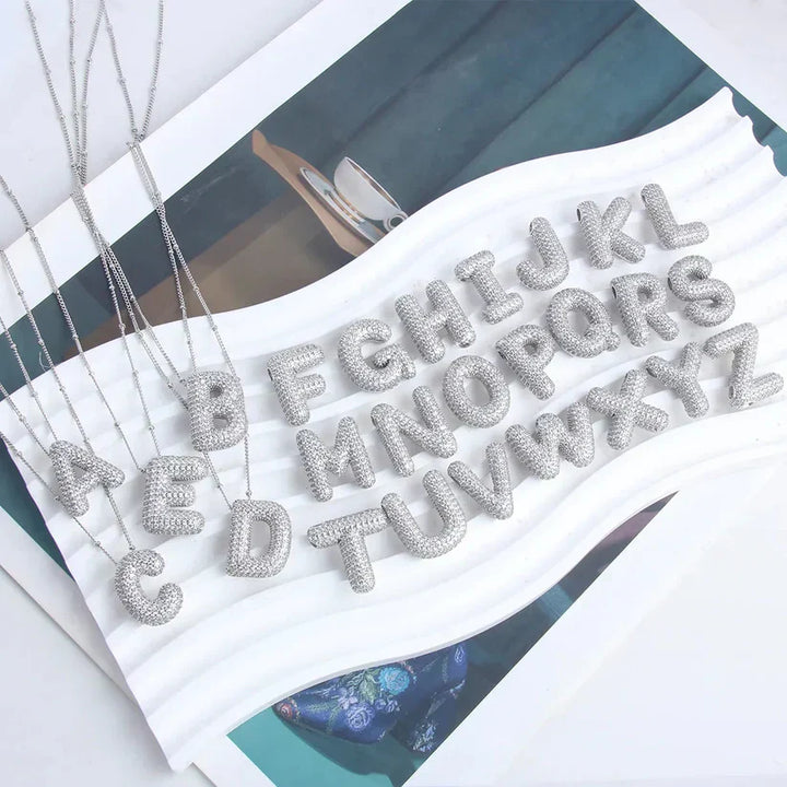 Collar con colgantes de letras