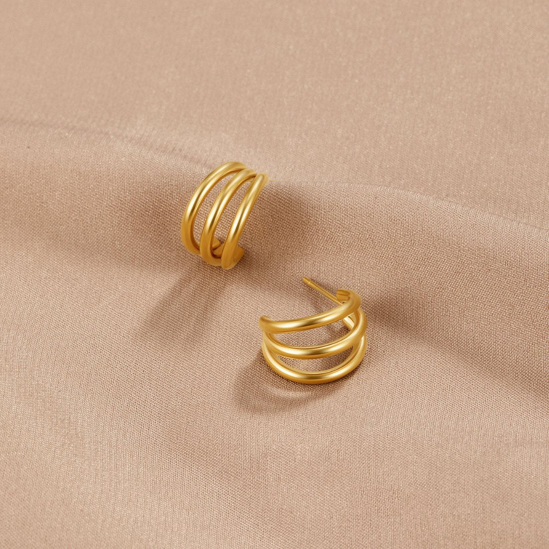 Helena – Pendientes mini circulares dorados con textura.