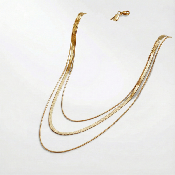 Antonie – Collar dorado de múltiples capas con una estructura clara.