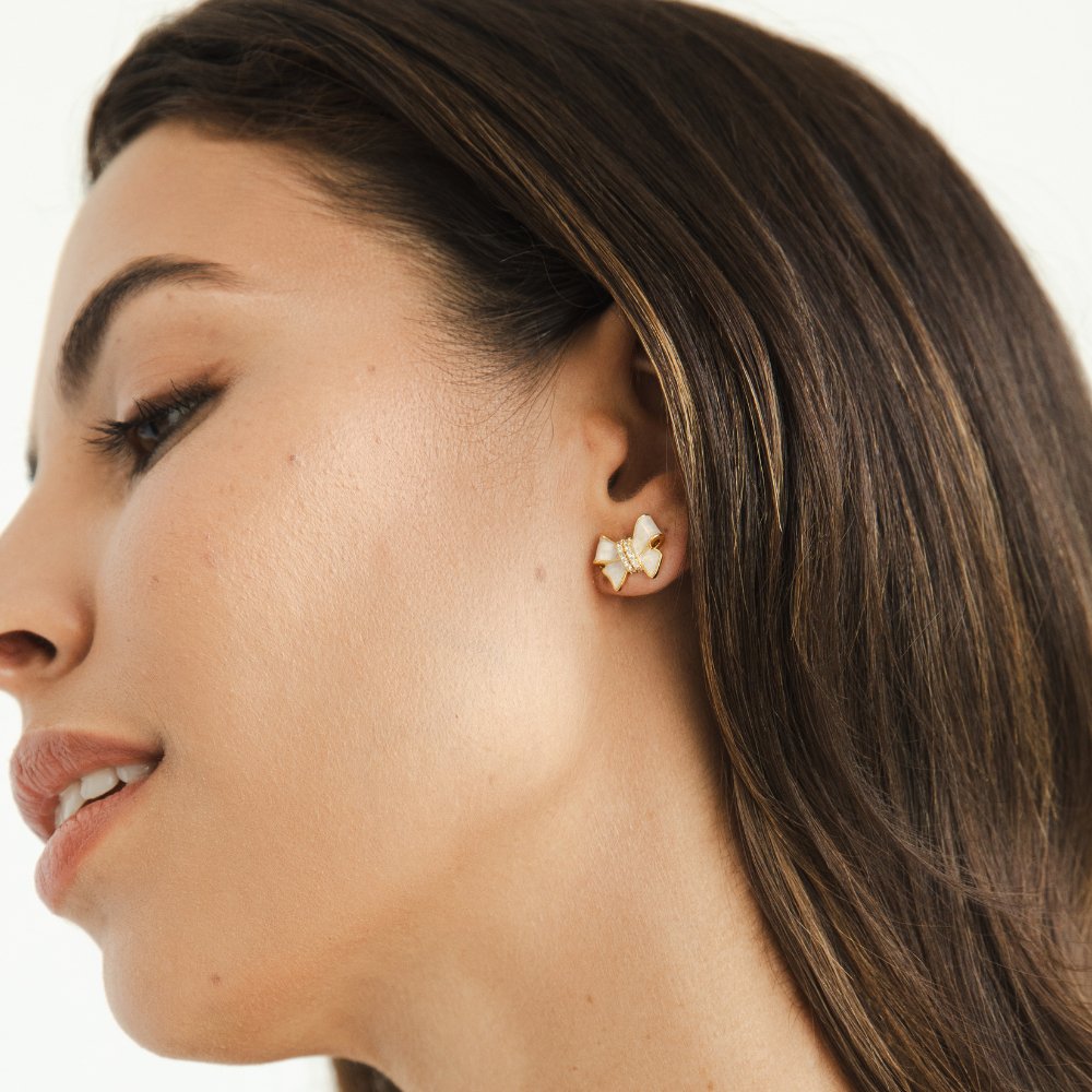 Klára – Pendientes de oro con motivo floral.