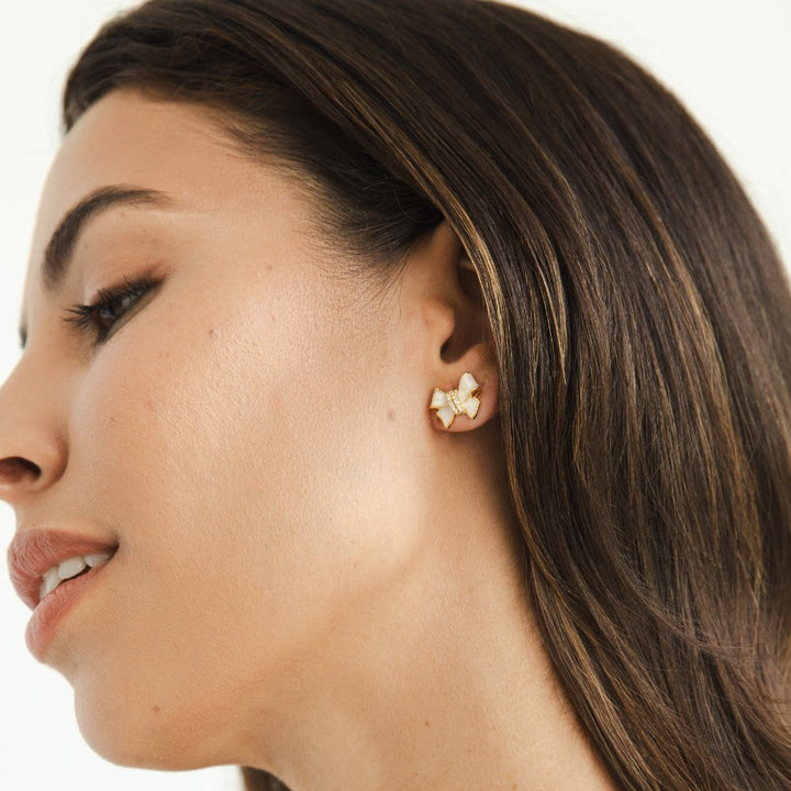 Klára – Pendientes de oro con motivo floral.