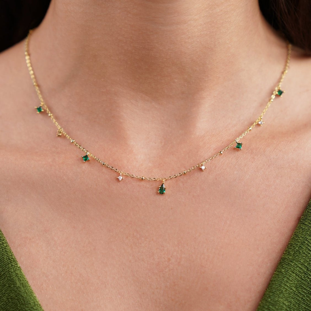 Marta – Collar dorado con colgante verde.
