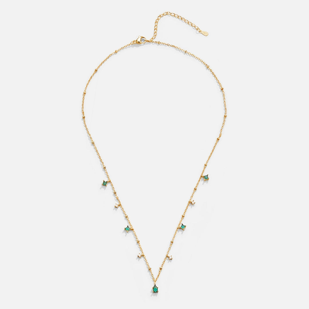 Marta – Collar dorado con colgante verde.
