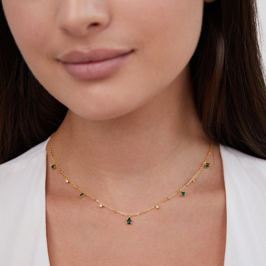 Marta – Collar dorado con colgante verde.