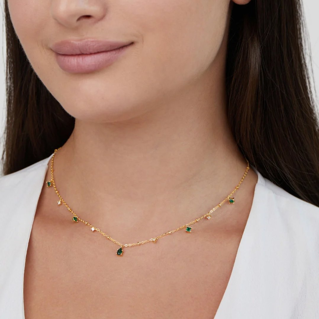 Marta – Collar dorado con colgante verde.