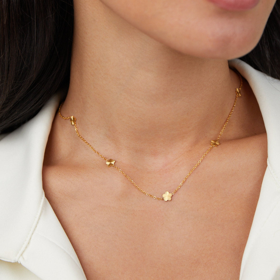 Kathrin – Cadena con delicados acentos de color.