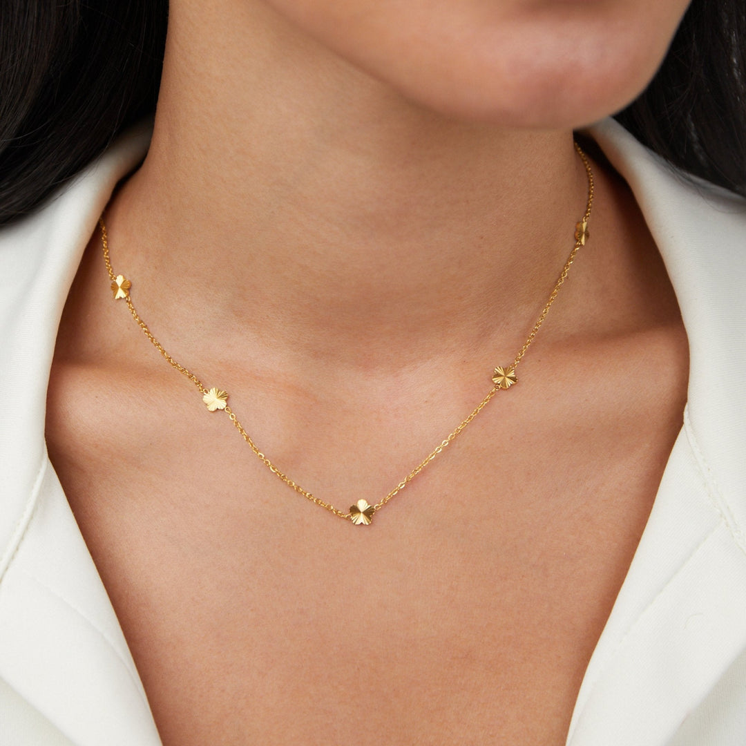 Kathrin – Cadena con delicados acentos de color.