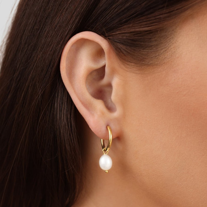 Elisa-Marie – Pendientes dorados con colgante de perla.