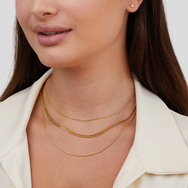 Karolína – Collar dorado con una piedra discreta.