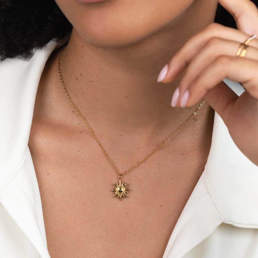 Ronja – Collar dorado con colgante floral.