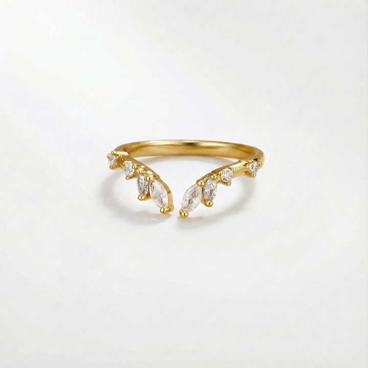 Johana – Anillo dorado con forma abierta y curvada.