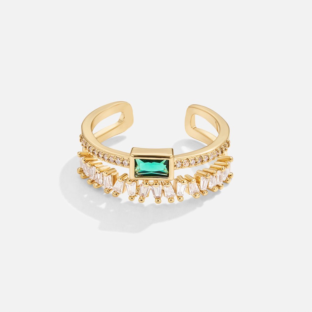 Sabina – Anillo dorado con acentos en verde esmeralda.