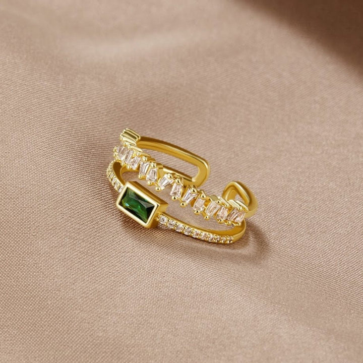 Sabina – Anillo dorado con acentos en verde esmeralda.